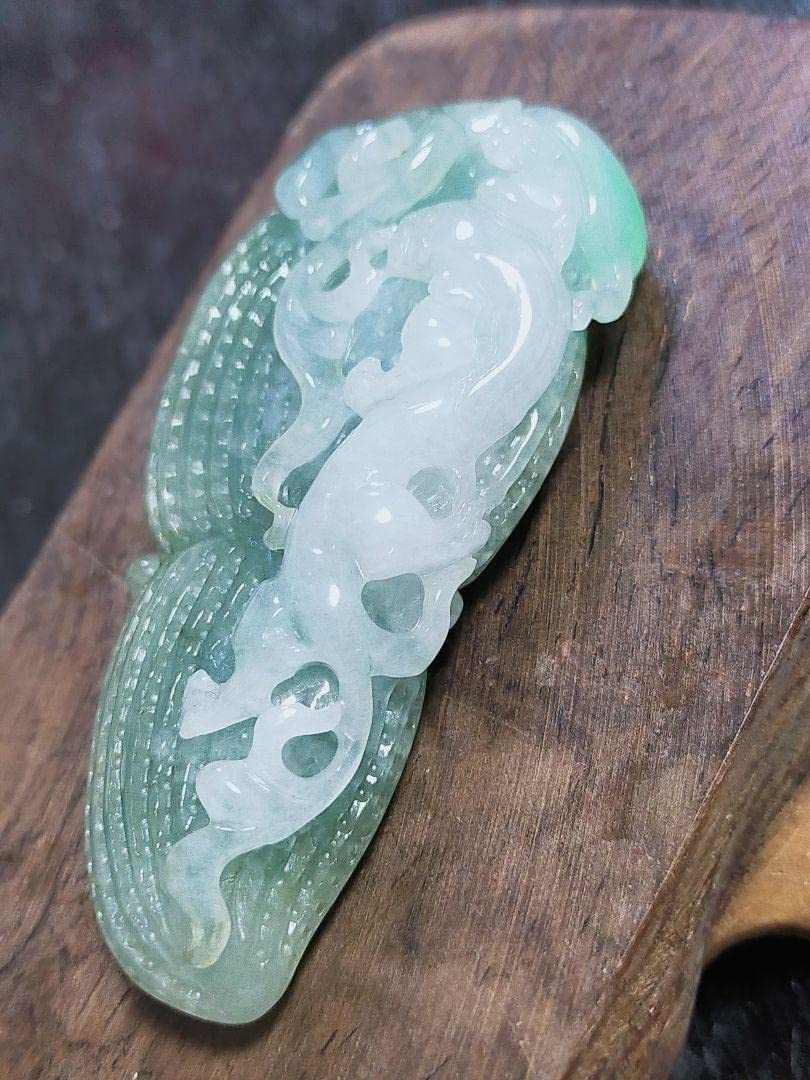 本翡翠　ペンダント　落花生✖龍　置物鑑賞　持ち歩き 本翡翠ペンダント落花生✖龍置物鑑賞持ち歩き